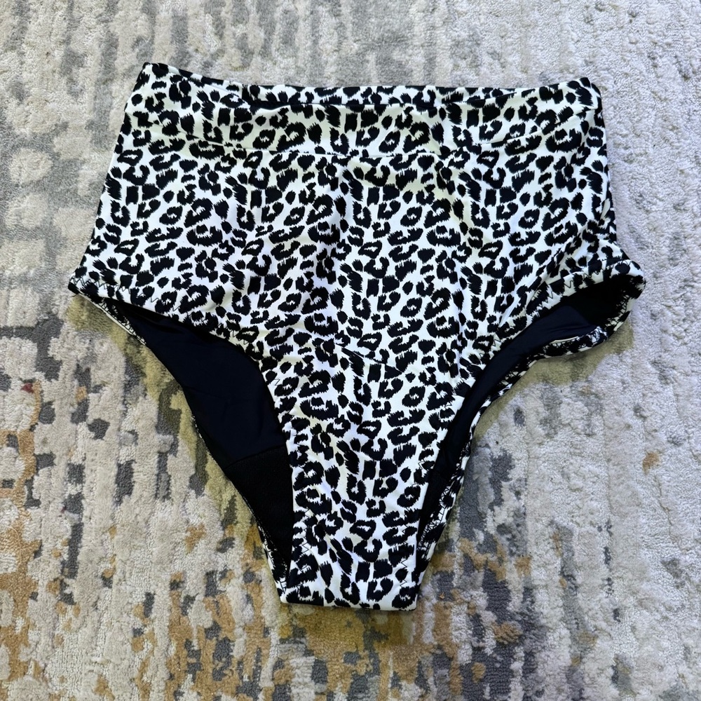 Ovens Period Swimwear White Leopard XS. NWT - Picture 4 of 9